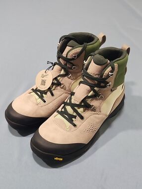 NWT Danner Womens Inquire Mid Green And Aloe Wash Boots. 10.5.
